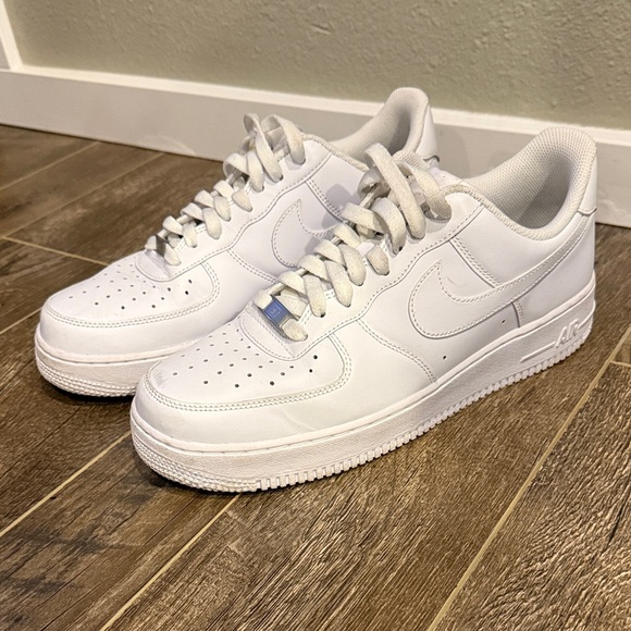 Nike Men's Air Force 1 low top casual sneaker - Picture 1 of 3